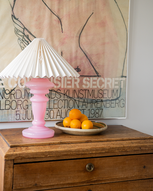 Oliver i rosa med hvid skærm – mundblæst bordlampe fra Pink Rose