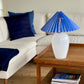 Hvid glaslampe med marineblå lampeskærm