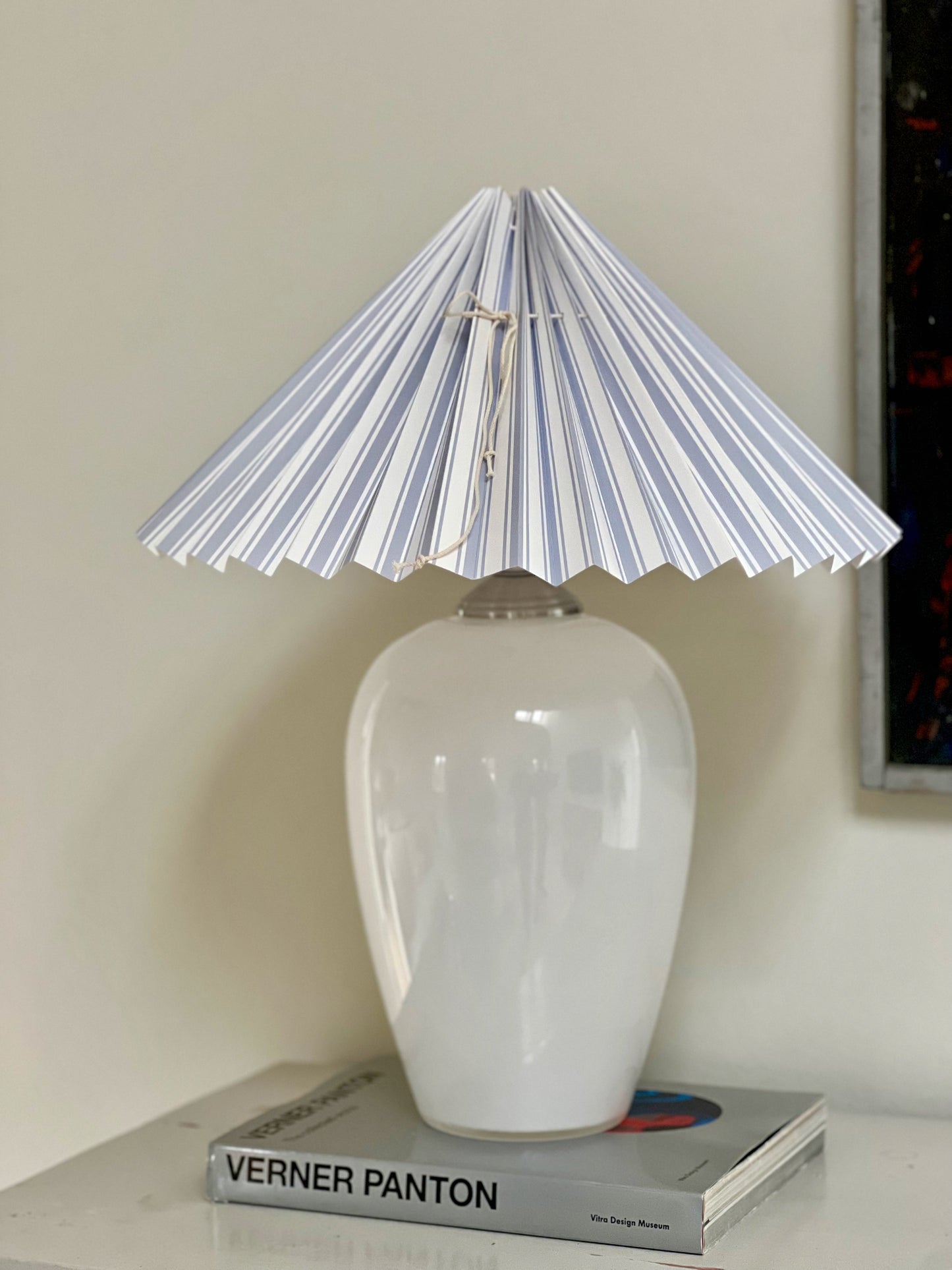 Hvid glaslampe med stribet lampeskærm