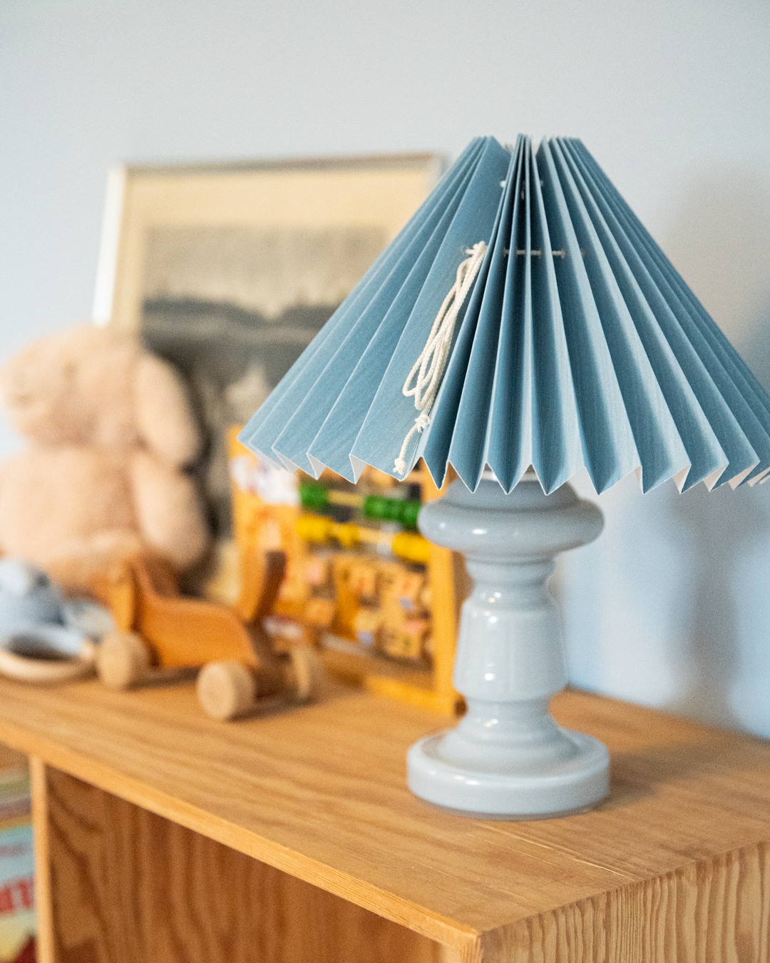 Lysegrå glaslampe med dueblå lampeskærm