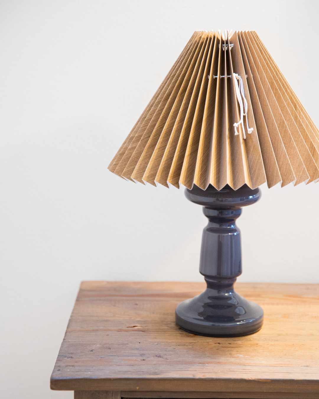 Elefantgrå glaslampe med brun lampeskærm