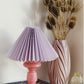 Rosa glaslampe med lyselilla lampeskærm
