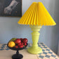 Lysegrøn glaslampe med gul lampeskærm